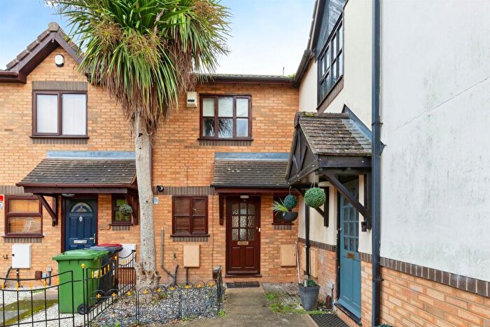 2 Bedroom Terraced House For Sale In Scarborough Way, Slough, SL1