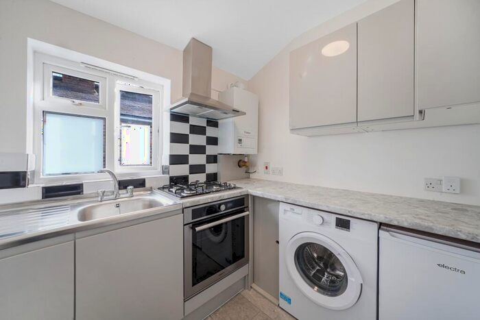 2 Bedroom Flat To Rent In Underhill Road, East Dulwich, London, SE22