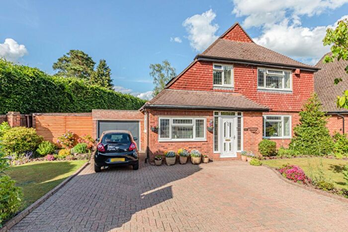 4 Bedroom Detached House For Sale In Hamilton Avenue, Pyrford, Surrey, GU22