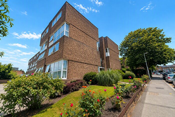 2 Bedroom Flat To Rent In Woodleigh, Churchfields, South Woodford, E18