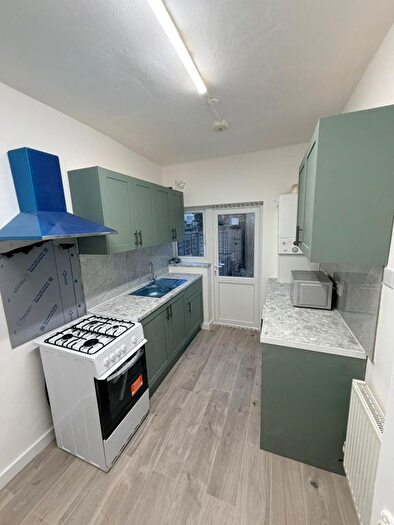 2 Bedroom Flat To Rent In Laussane Road, London, N8