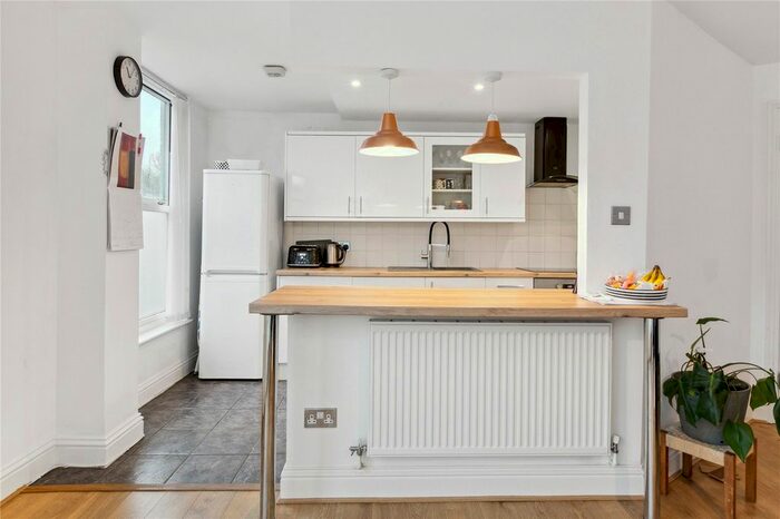 2 Bedroom Flat To Rent In Queenstown Road, London, SW8