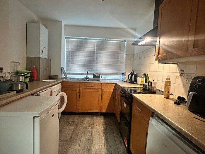 3 Bedroom Flat To Rent In Tildesley Road, London, SW15