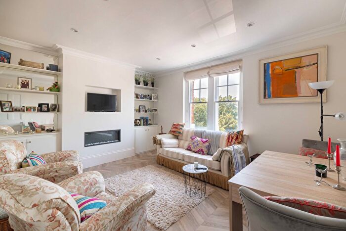 3 Bedroom Flat To Rent In Colehill Gardens, Hammersmith And Fulham, Fulham, London, SW6