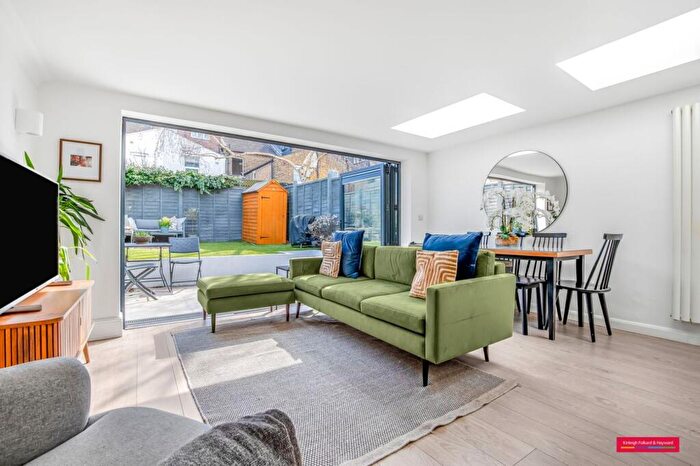 2 Bedroom Flat For Sale In Henslowe Road, London, SE22