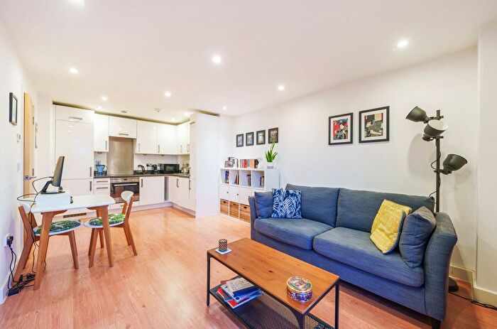 1 Bedroom Flat For Sale In Molineaux Court, Pontes Avenue, Hounslow, TW3