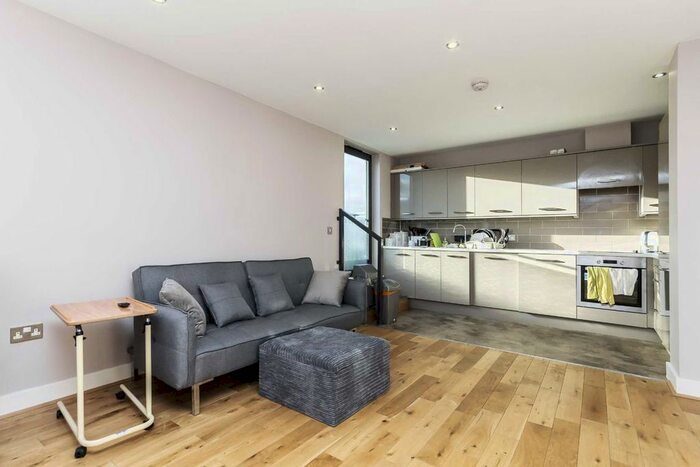 2 Bedroom Flat To Rent In Broadway, London, W13