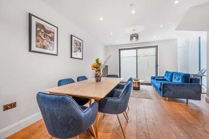 2 Bedroom Duplex To Rent In Lavender Hill, Clapham Common, SW11