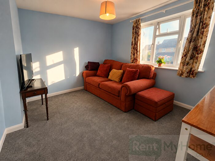2 Bedroom Flat To Rent In Hawthorn Way, Shepperton, TW17