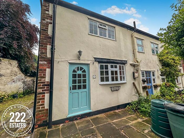 2 Bedroom End Of Terrace House To Rent In Cale Green, SK2