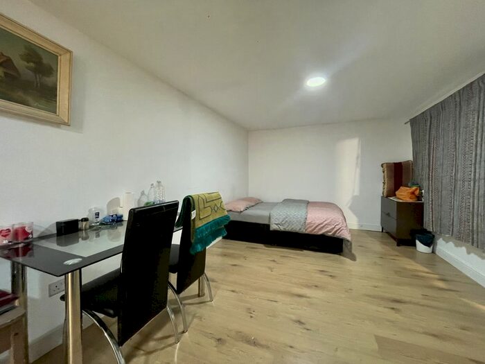 1 Bedroom Studio To Rent In Morden Road, Mitcham, CR4