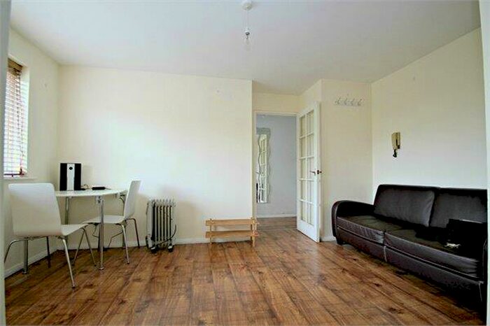 Flat To Rent In Cornmow Drive, Dollis Hill, NW10