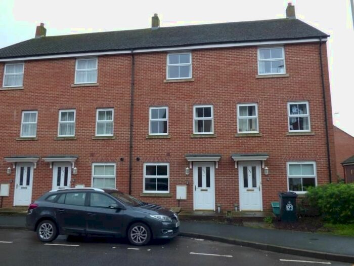 4 Bedroom Town House To Rent In Thatcham Avenue Kingsway, Quedgeley, Gloucester, GL2