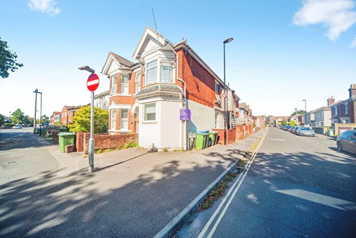 5 Bedroom Maisonette For Sale In Millbrook Road East, Southampton, Hampshire, SO15