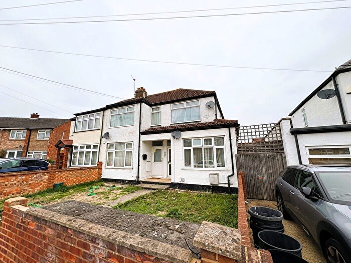 2 Bedroom Maisonette For Sale In Leybourne Road, Uxbridge, UB10