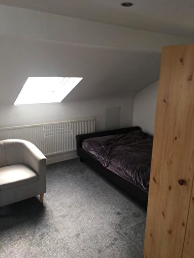 Studio To Rent In Long Lane, London, N2