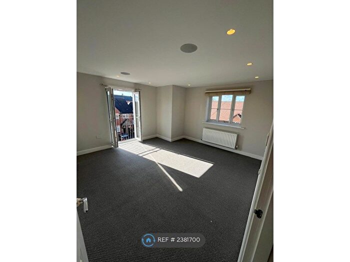1 Bedroom Flat To Rent In The Square, Loughton, IG10
