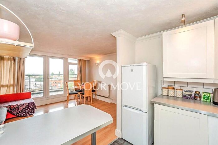 2 Bedroom Flat To Rent In Flat Greenwich Heights Master Gu, London, SE18