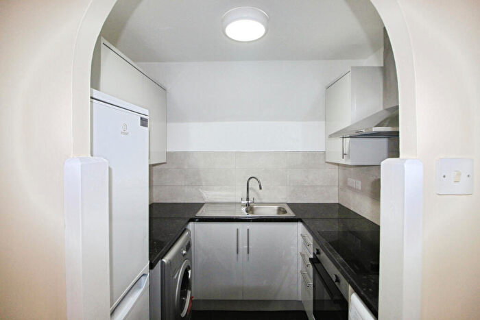 Studio To Rent In Colwyn Green, Snowdon Drive, Kingsbury, NW9