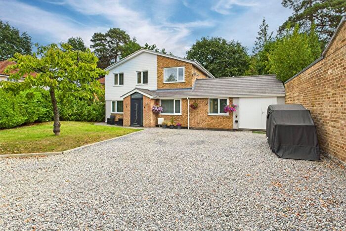 5 Bedroom Detached House For Sale In Barwell Close, Crowthorne, Berkshire, RG45