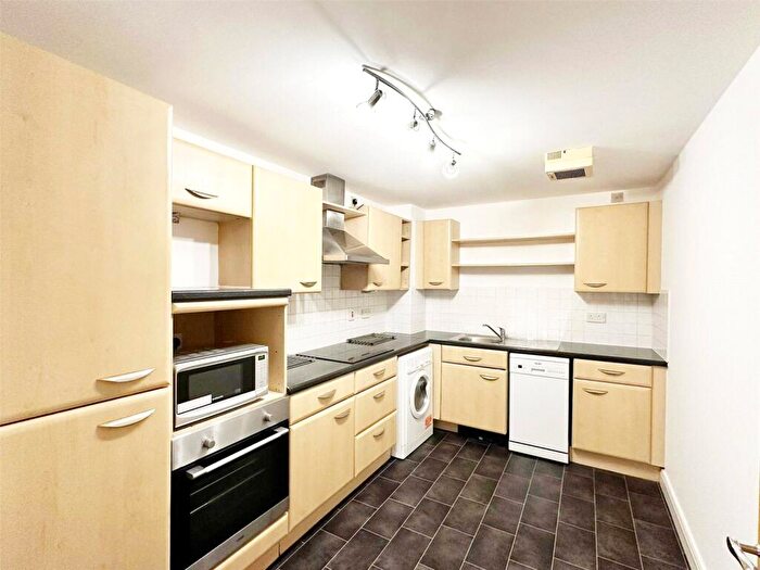 3 Bedroom Flat To Rent In Royal Plaza, Westfield Terrace, S1
