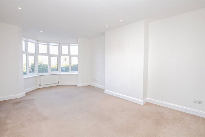 3 Bedroom Flat To Rent In Queens Road, Hendon, NW4