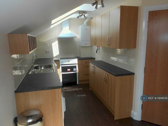 4 Bedroom Flat To Rent In School Passage, Kingston Upon Thames, KT1