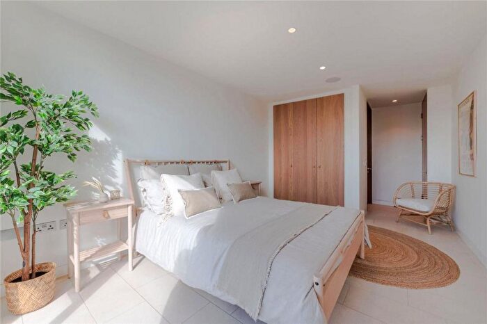 3 Bedroom Flat To Rent In Oval Road, London, NW1