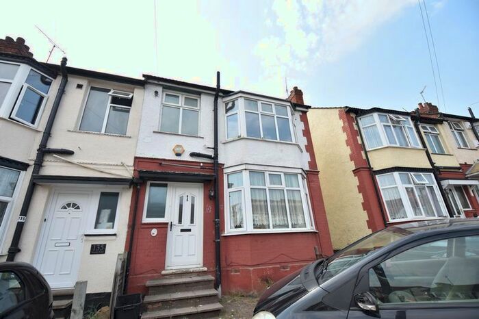 5 Bedroom End Of Terrace House To Rent In Runley Road, Luton, LU1