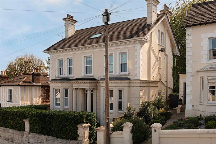 2 Bedroom Flat For Sale In Upper Bridge Road, Redhill, RH1