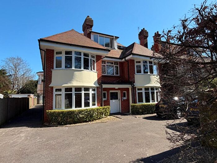 2 Bedroom Apartment For Sale In Woodland Avenue, Bournemouth, BH5