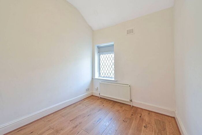 3 Bedroom Cottage To Rent In Brent Terrace, Temple Fortune, London, NW2