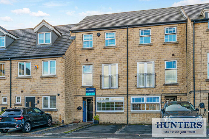 4 Bedroom Terraced House For Sale In Far Highfield Close, Idle, Bradford, BD10