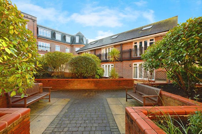 2 Bedroom Flat For Sale In Leret Way, Leatherhead, Surrey, KT22