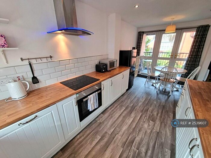 3 Bedroom Maisonette To Rent In Martlesham Walk, Manchester, M4