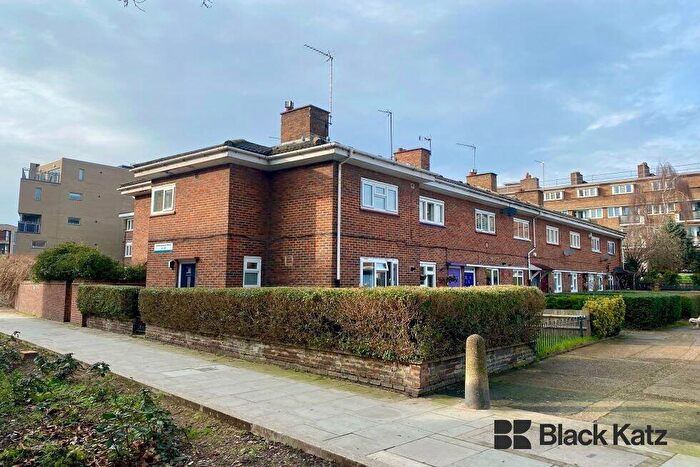 3 Bedroom Flat To Rent In Westmoreland Road, Walworth / Burgess Park, SE17