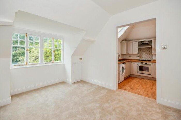 2 Bedroom Flat To Rent In West Overcliff Drive, Bournemouth, BH4