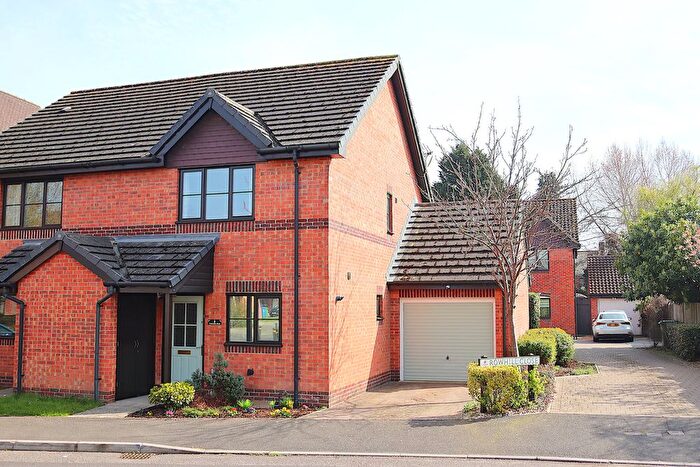 2 Bedroom Semi Detached House For Sale In Whetstone Road, Farnborough, GU14