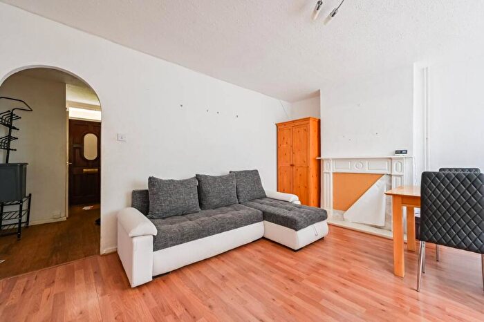 3 Bedroom Maisonette To Rent In Southwater Close, , Tower Hamlets, London, E14