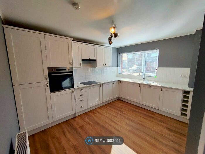 3 Bedroom Semi-Detached House To Rent In Shaw Court, Armthorpe, Doncaster, DN3