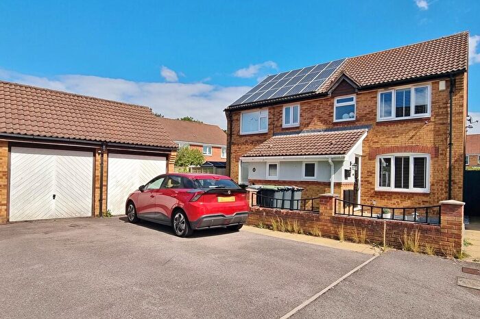 3 Bedroom Semi-Detached House For Sale In Fern Drive, Havant, PO9