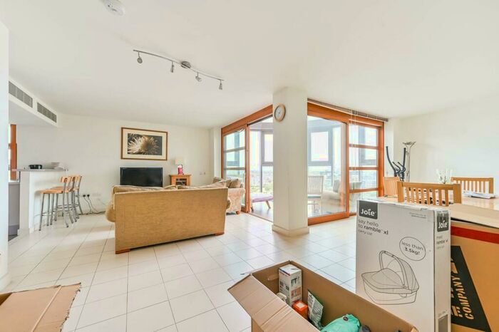 3 Bedroom Flat To Rent In Falcon Wharf, Battersea, London, SW11