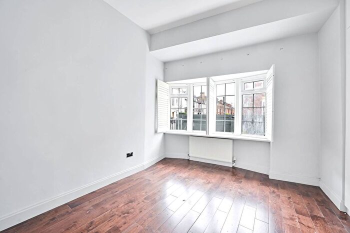 2 Bedroom Flat To Rent In New Kings Road, Fulham, London, SW6