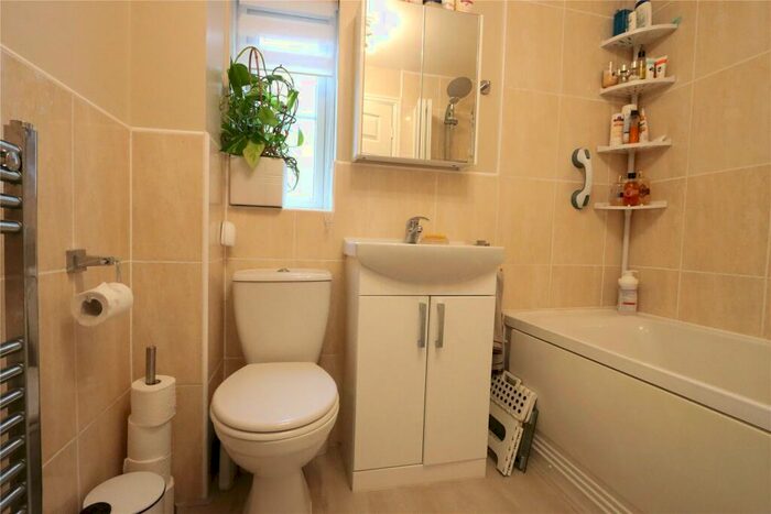 4 Bedroom Detached House For Sale In Goddards Close, Farnborough, Hampshire, GU14