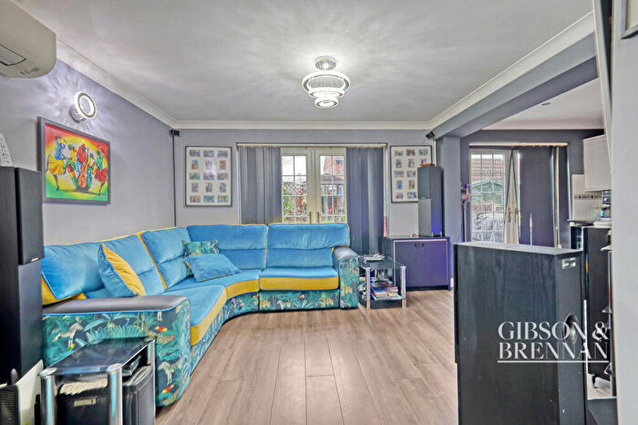 3 Bedroom Semi-Detached House For Sale In Jardine Road, Basildon, SS13