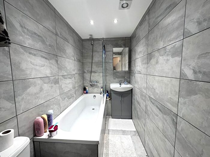 2 Bedroom Flat To Rent In Commercial Road, London, E1