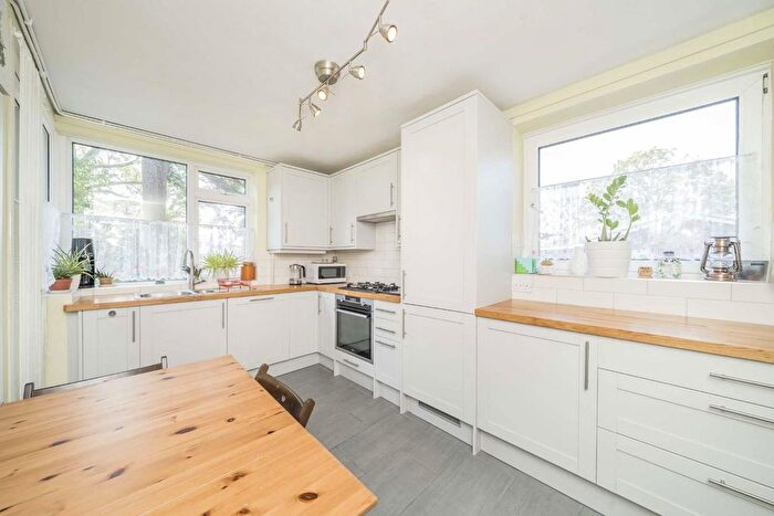 3 Bedroom Flat To Rent In Scrutton Close, Clapham Park, SW12