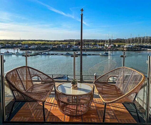 2 Bedroom Flat To Rent In Pier Road, Littlehampton, BN17