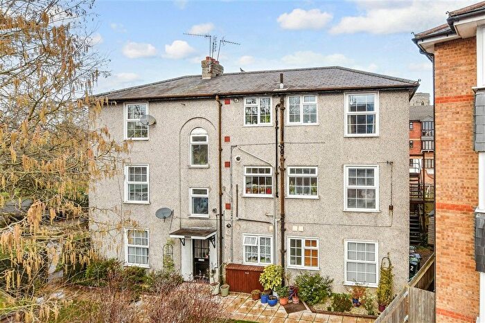 2 Bedroom Flat For Sale In Oakhill Road, Sutton, Surrey, SM1