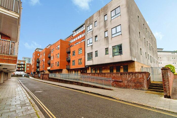 1 Bedroom Flat For Sale In Lower Canal Walk, Southampton, SO14